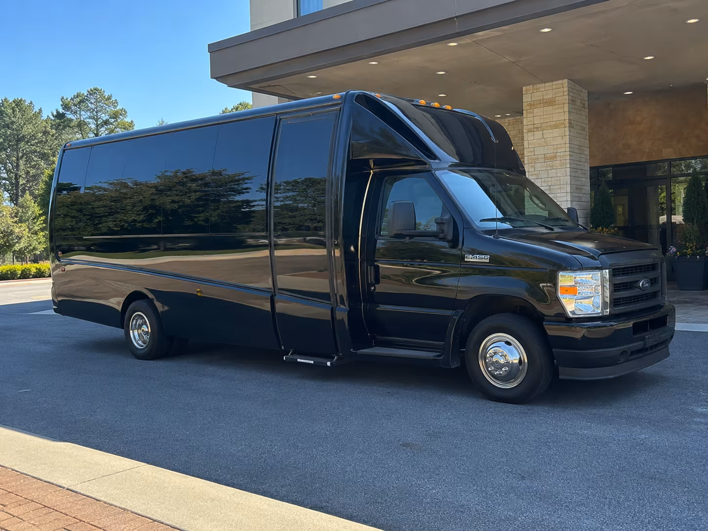 concert shuttle buses to benchmark international arena from largo