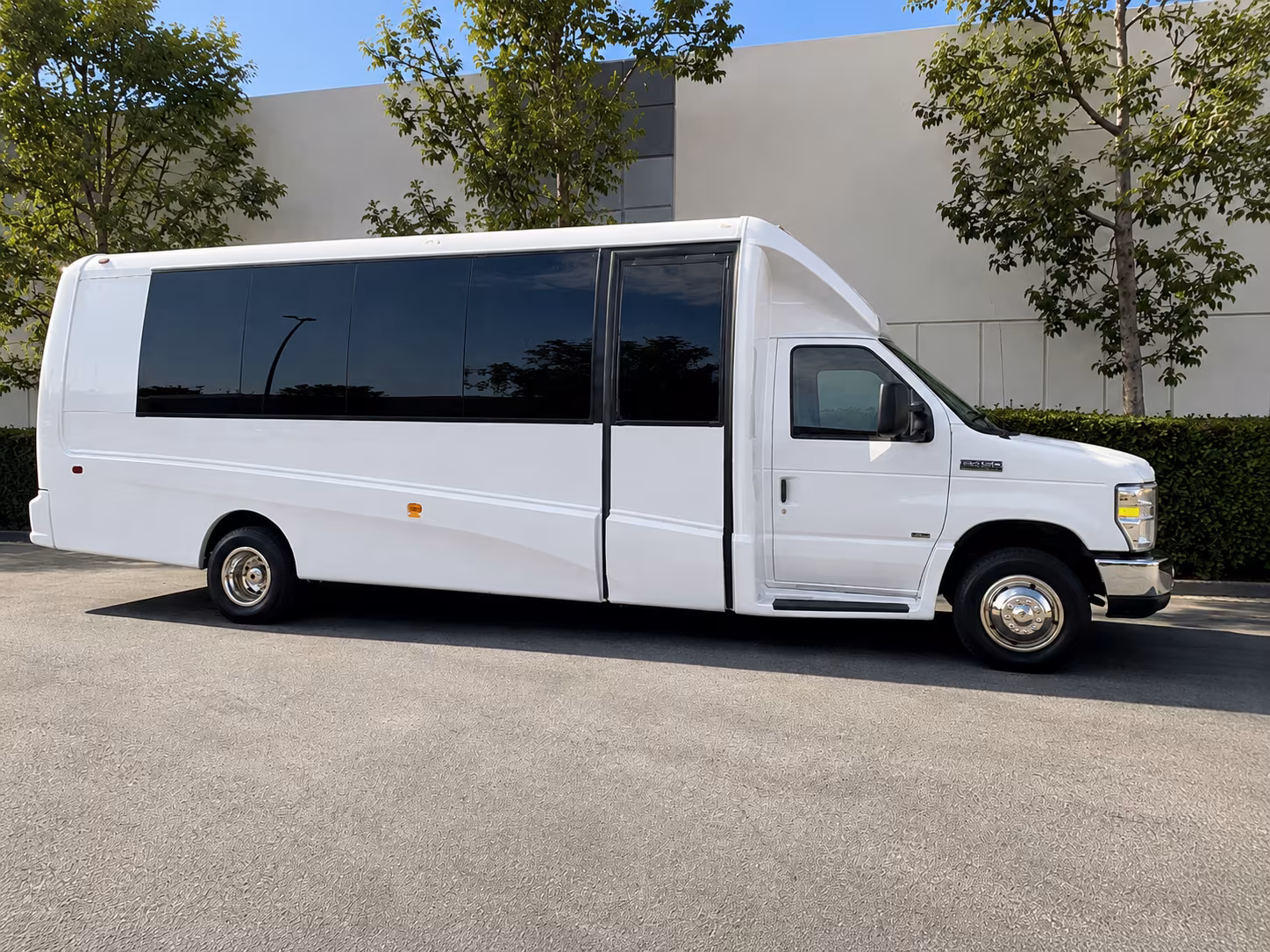 corporate airport transfer buses between largo and tampa international