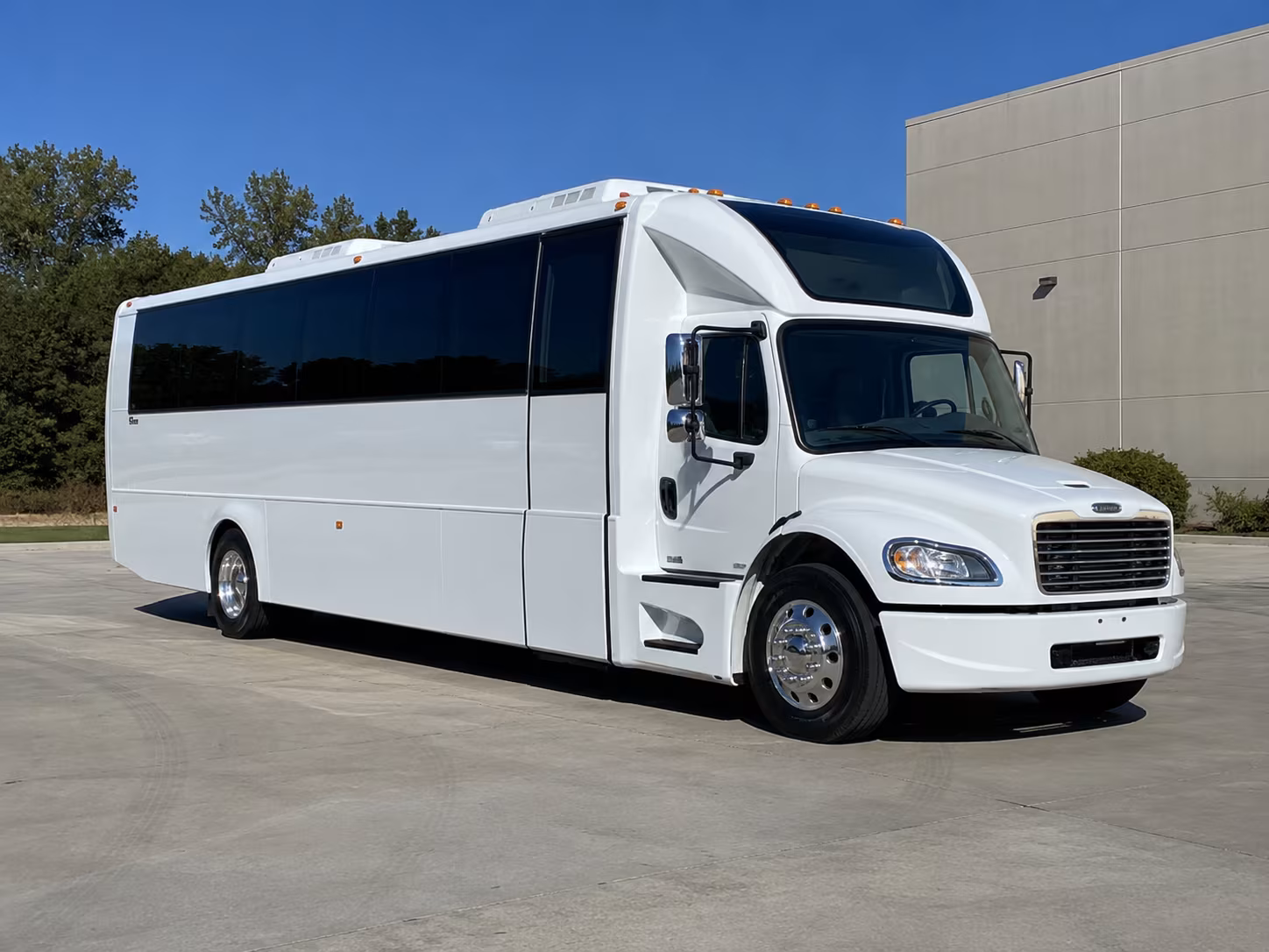 largo 28 passenger party bus